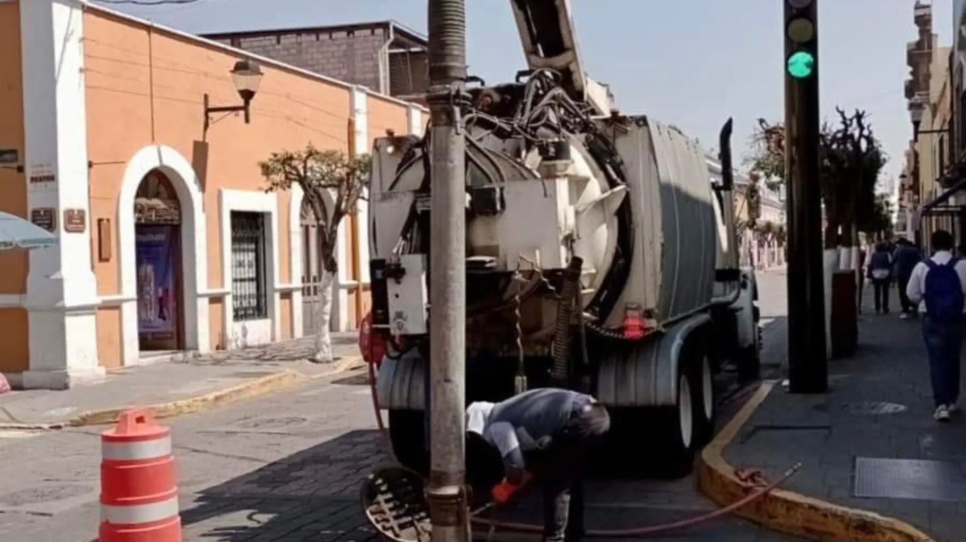 Desazolvan y dan mantenimiento a alcantarillas en la Capital